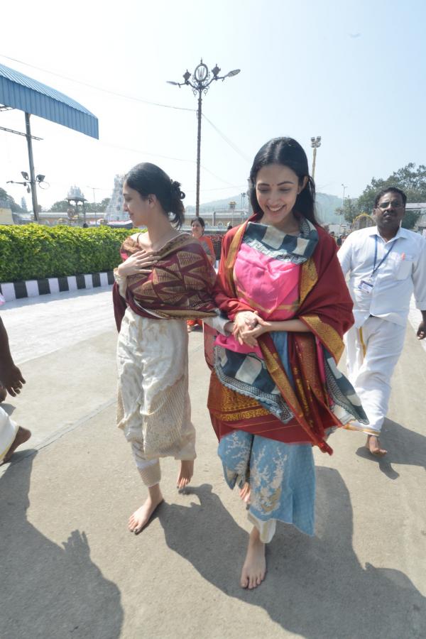 Actress Neha Shetty Visits Tirumala Srivari Temple Photos - Sakshi17