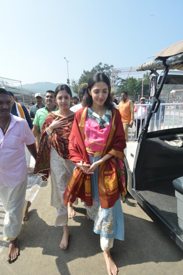 Actress Neha Shetty Visits Tirumala Srivari Temple Photos - Sakshi21