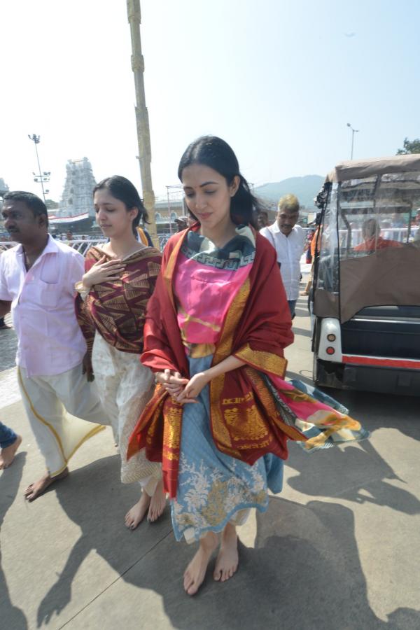 Actress Neha Shetty Visits Tirumala Srivari Temple Photos - Sakshi23