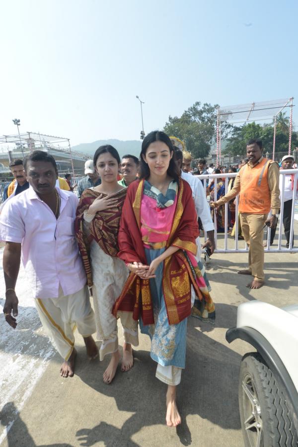 Actress Neha Shetty Visits Tirumala Srivari Temple Photos - Sakshi24