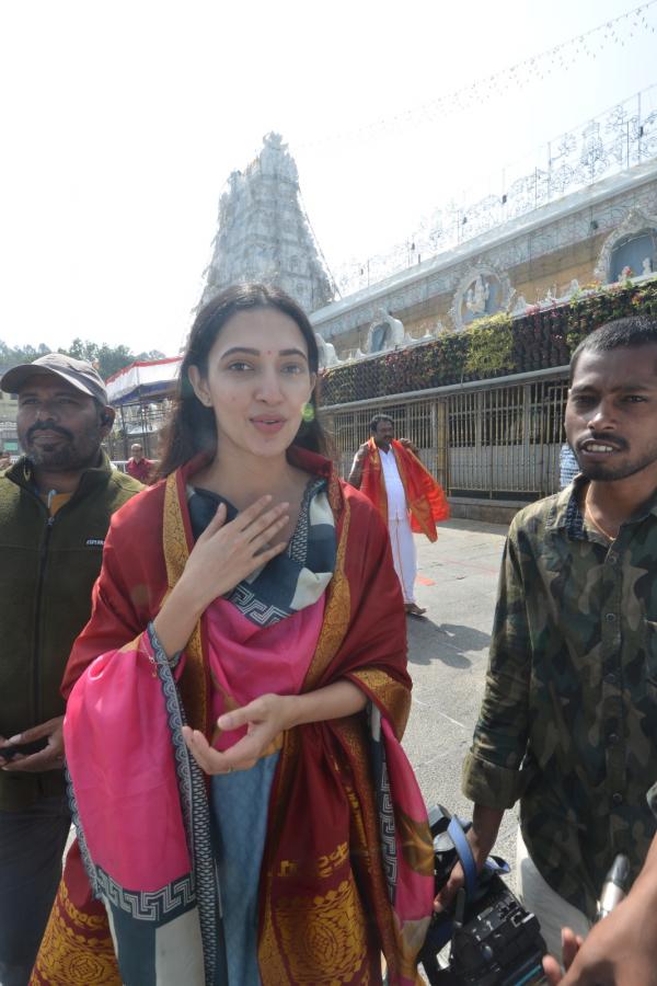 Actress Neha Shetty Visits Tirumala Srivari Temple Photos - Sakshi33