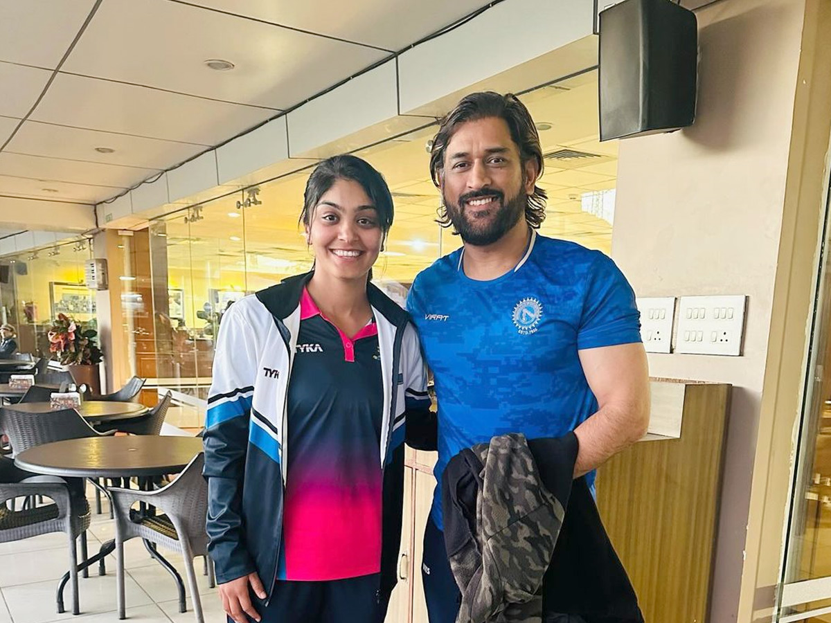 Cold In India But Indian Women Cricketer Harleen Deol After Meeting MS Dhoni Photos - Sakshi1