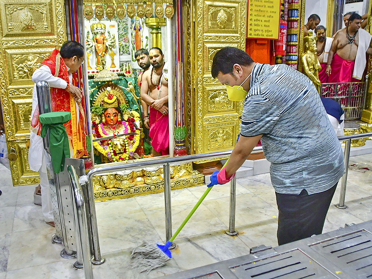 Officials take part in temple cleaning drive across the country Photos - Sakshi13