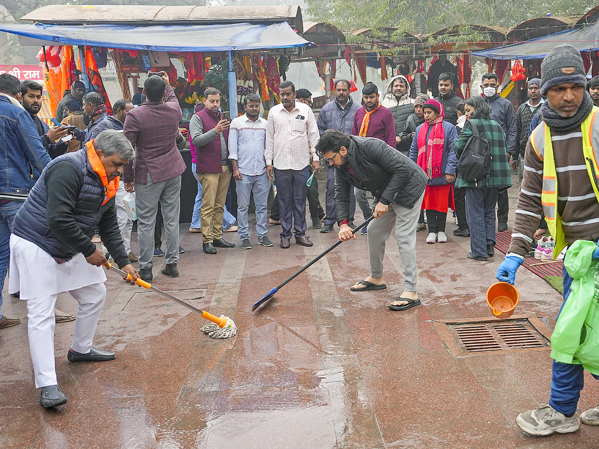 Officials take part in temple cleaning drive across the country Photos - Sakshi4