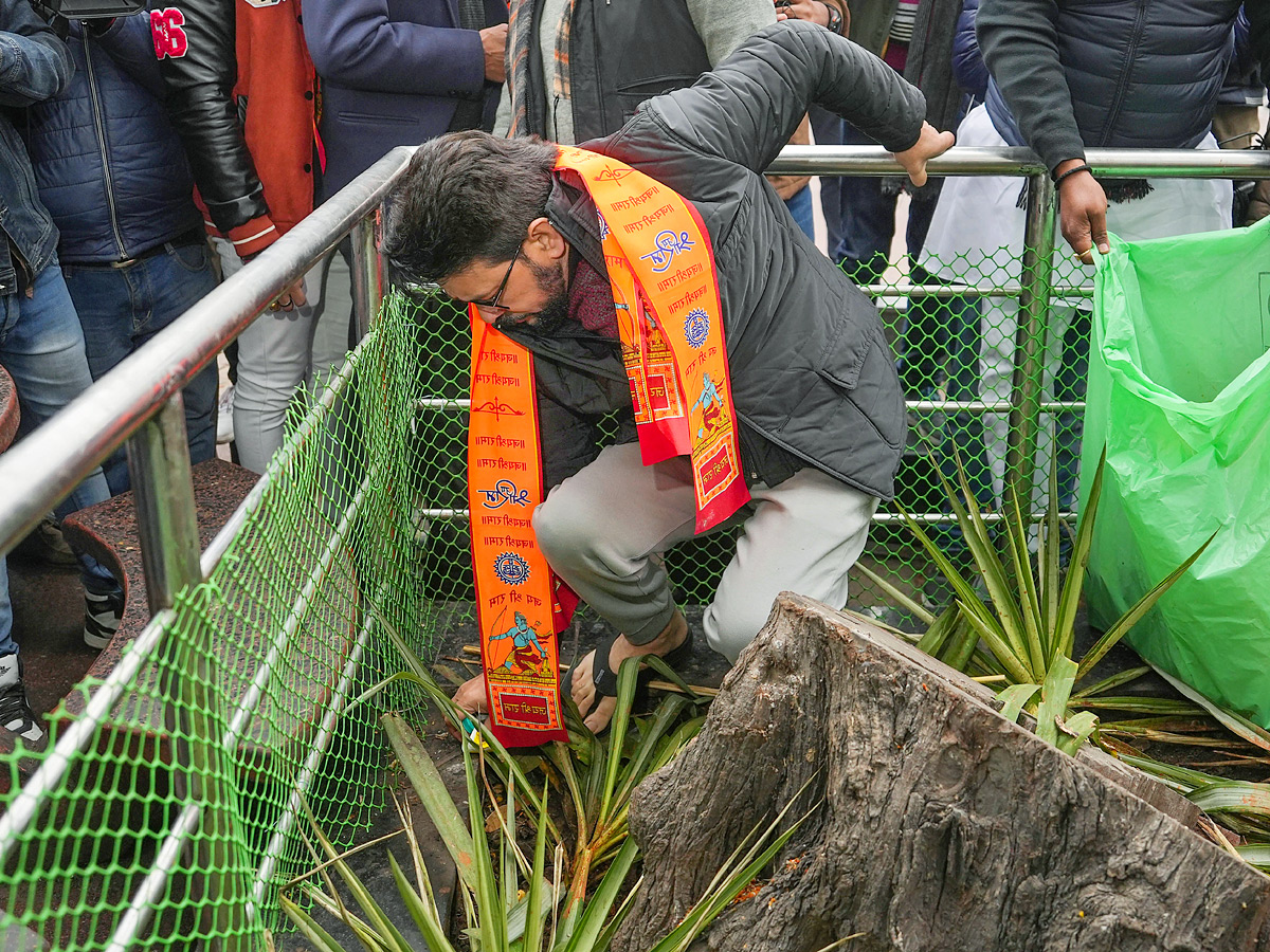 Officials take part in temple cleaning drive across the country Photos - Sakshi5