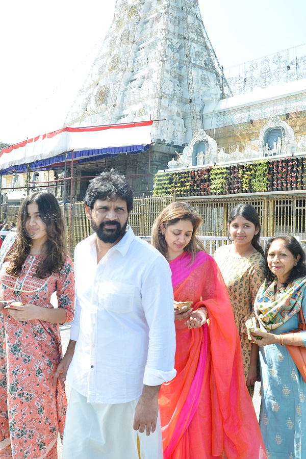 Actor Shyam With His Wife And Daughter Visits Tirumala Temple Photos - Sakshi2