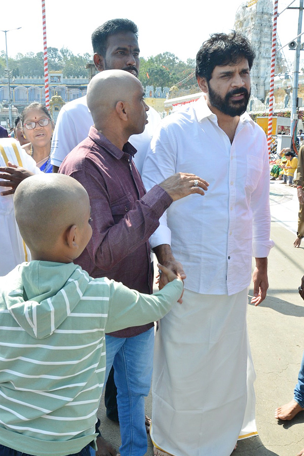 Actor Shyam With His Wife And Daughter Visits Tirumala Temple Photos - Sakshi11