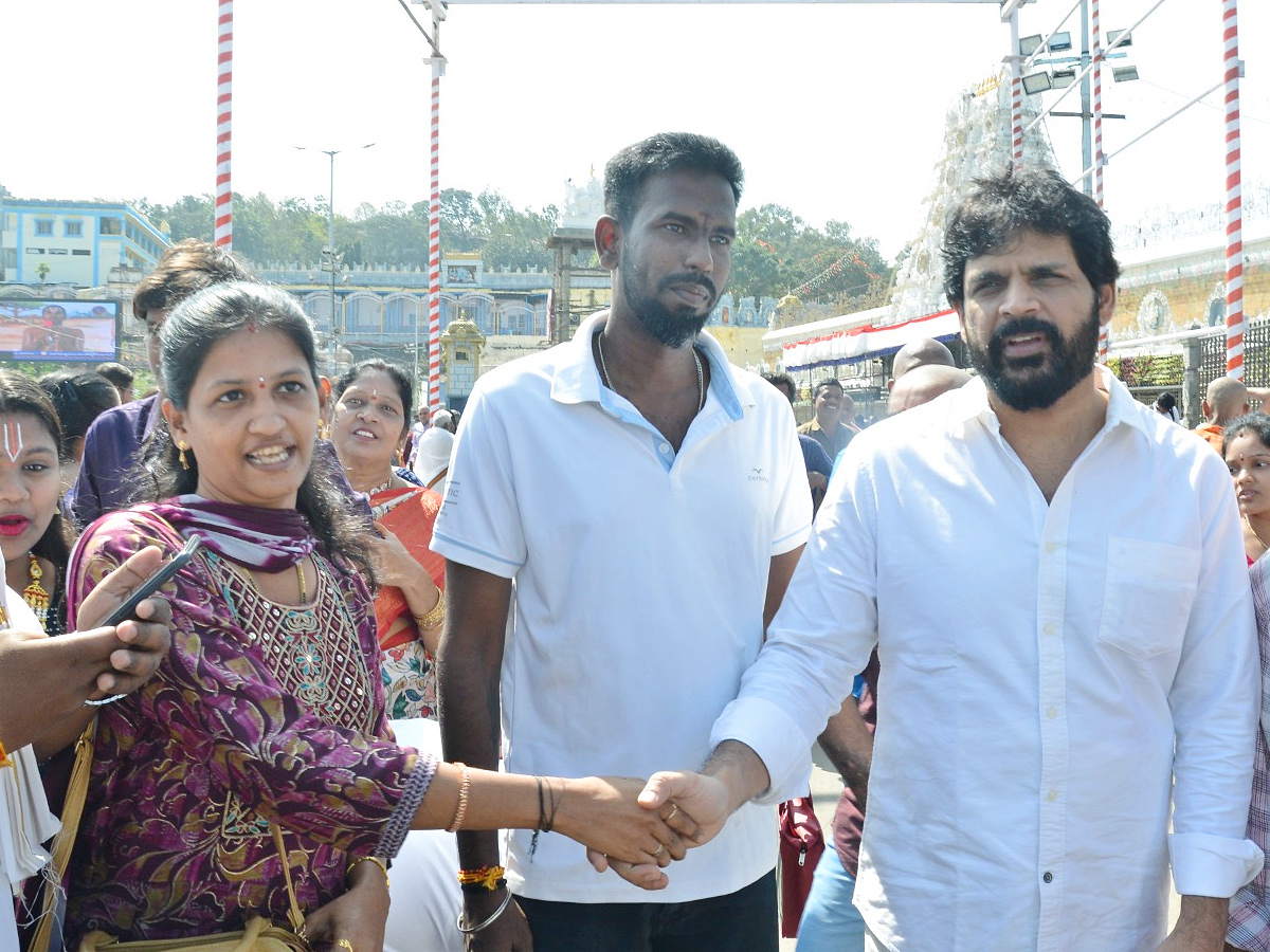 Actor Shyam With His Wife And Daughter Visits Tirumala Temple Photos - Sakshi12