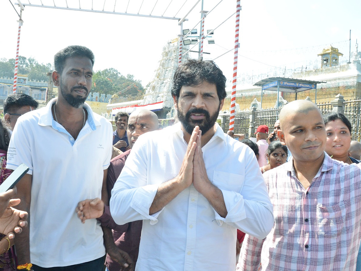 Actor Shyam With His Wife And Daughter Visits Tirumala Temple Photos - Sakshi13