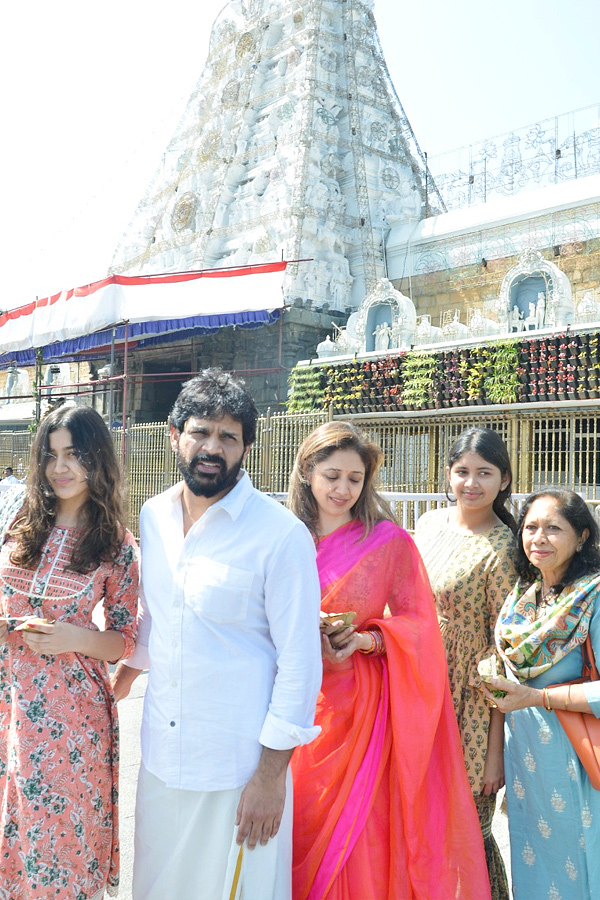 Actor Shyam With His Wife And Daughter Visits Tirumala Temple Photos - Sakshi14