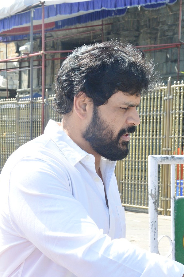 Actor Shyam With His Wife And Daughter Visits Tirumala Temple Photos - Sakshi15