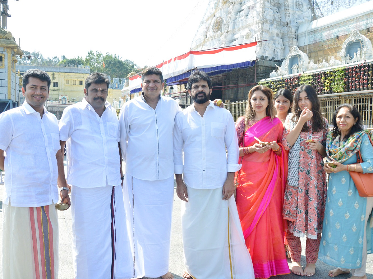 Actor Shyam With His Wife And Daughter Visits Tirumala Temple Photos - Sakshi16