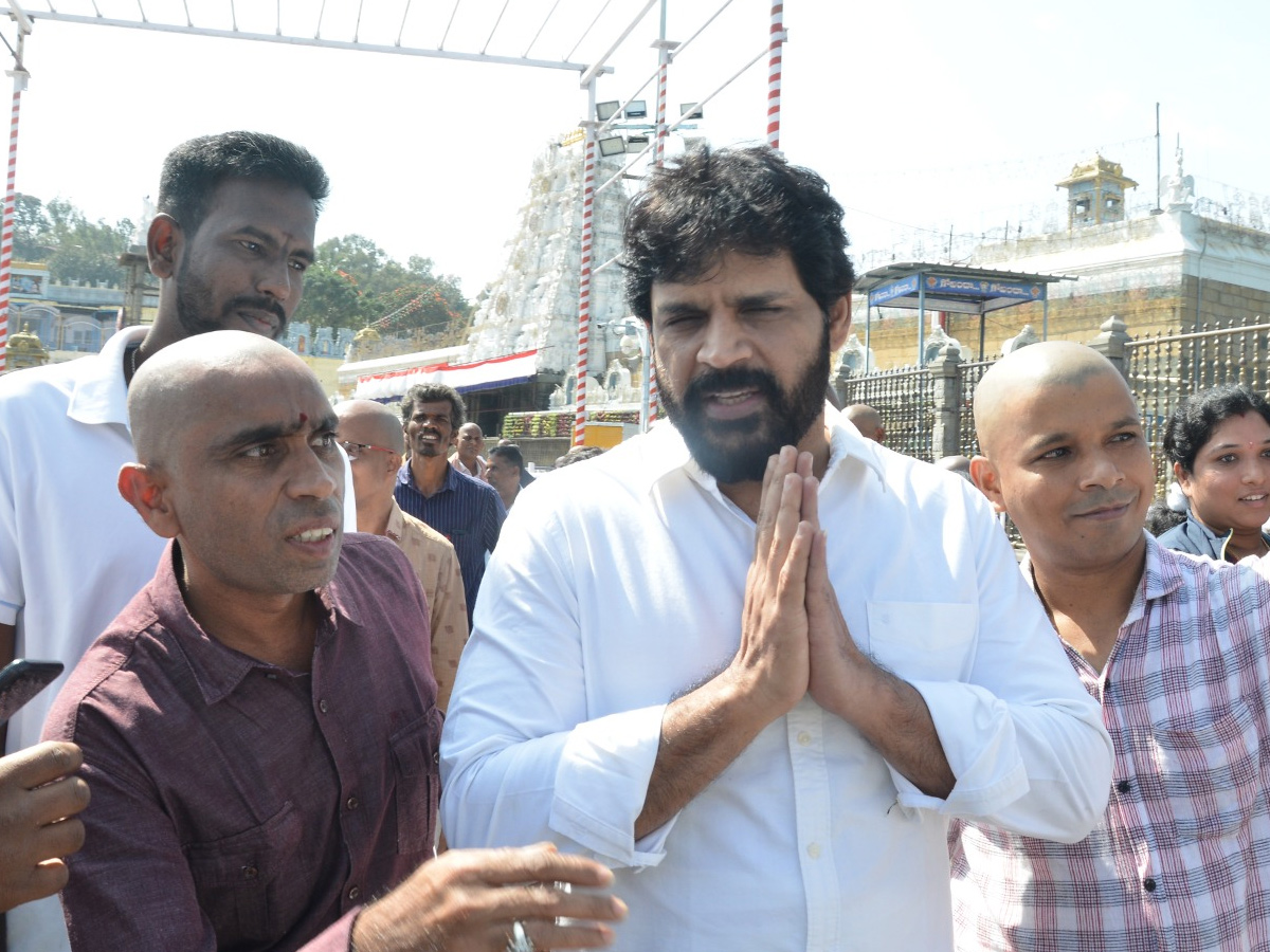 Actor Shyam With His Wife And Daughter Visits Tirumala Temple Photos - Sakshi17