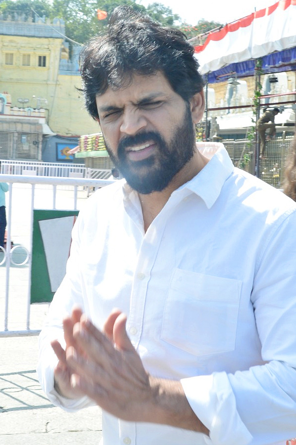 Actor Shyam With His Wife And Daughter Visits Tirumala Temple Photos - Sakshi3