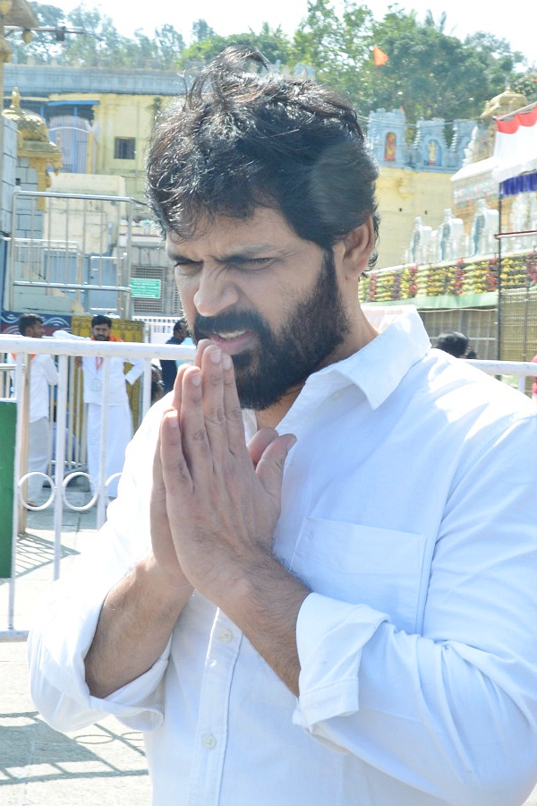 Actor Shyam With His Wife And Daughter Visits Tirumala Temple Photos - Sakshi4