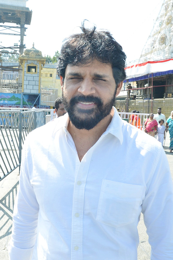 Actor Shyam With His Wife And Daughter Visits Tirumala Temple Photos - Sakshi5