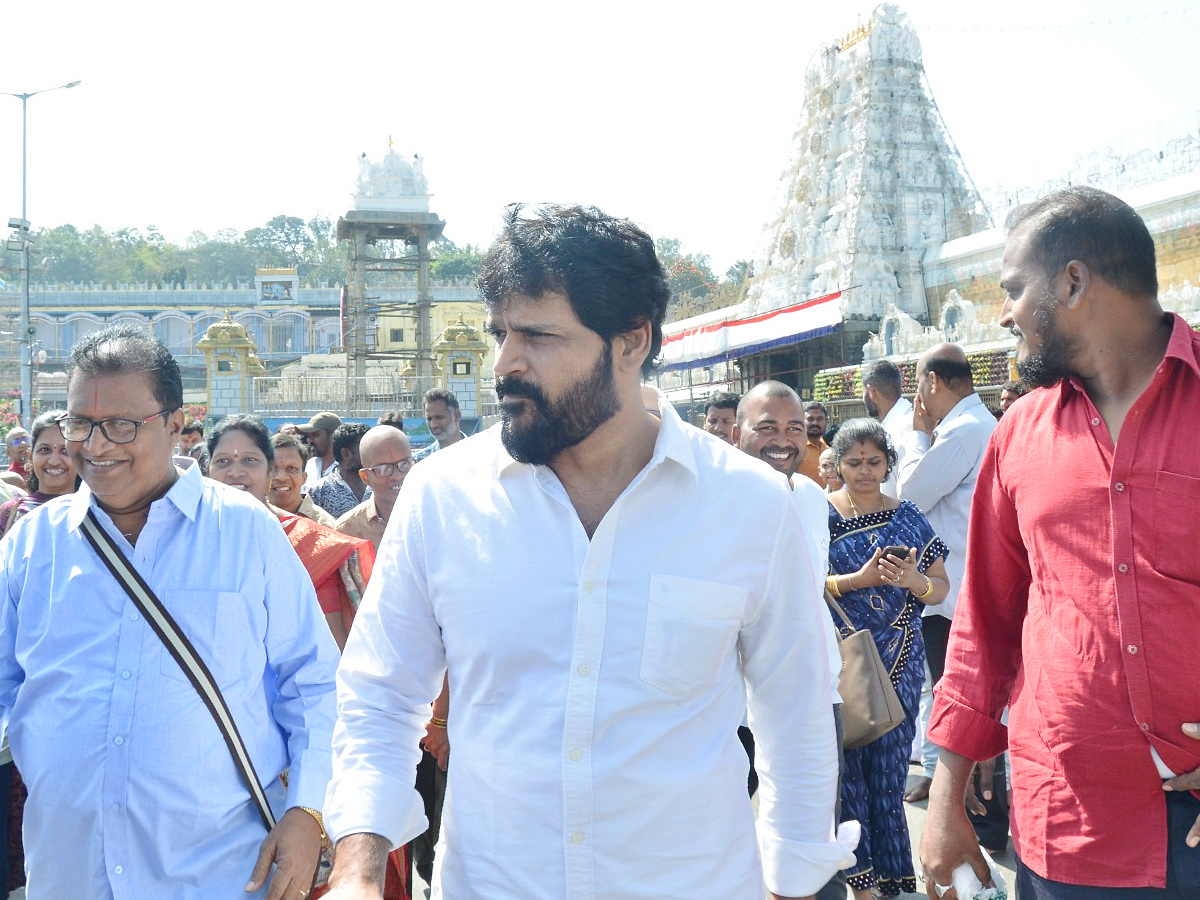 Actor Shyam With His Wife And Daughter Visits Tirumala Temple Photos - Sakshi6