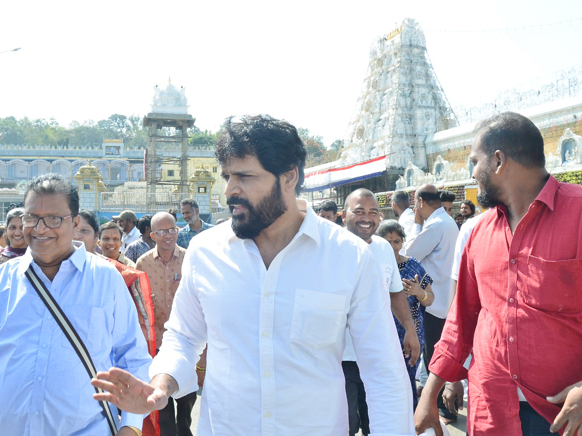 Actor Shyam With His Wife And Daughter Visits Tirumala Temple Photos - Sakshi7