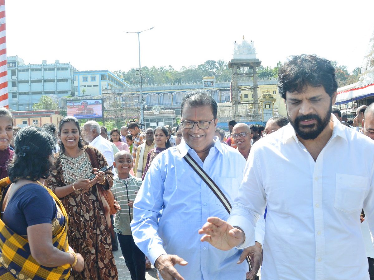 Actor Shyam With His Wife And Daughter Visits Tirumala Temple Photos - Sakshi8