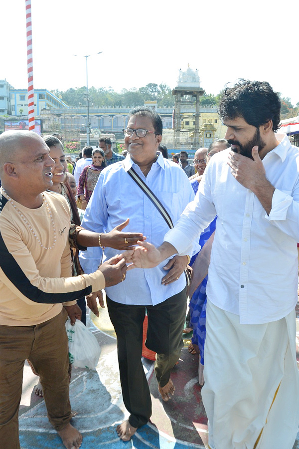 Actor Shyam With His Wife And Daughter Visits Tirumala Temple Photos - Sakshi9