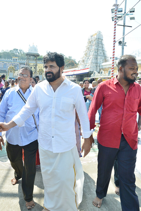 Actor Shyam With His Wife And Daughter Visits Tirumala Temple Photos - Sakshi10