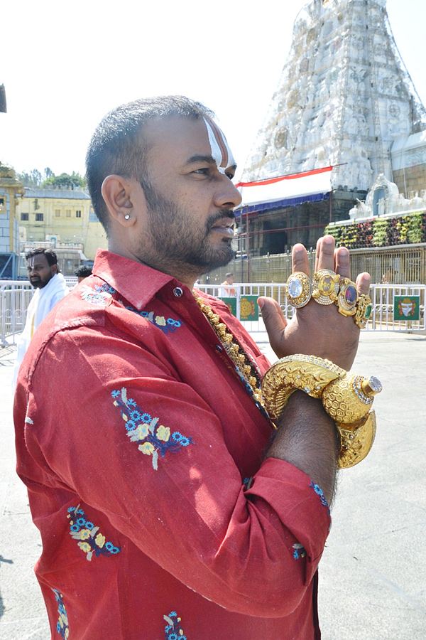 Devotee seen in Tirumala with one and a half kg gold bangle Photos - Sakshi3