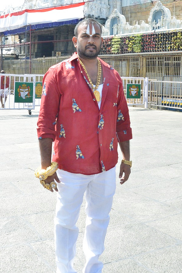 Devotee seen in Tirumala with one and a half kg gold bangle Photos - Sakshi4