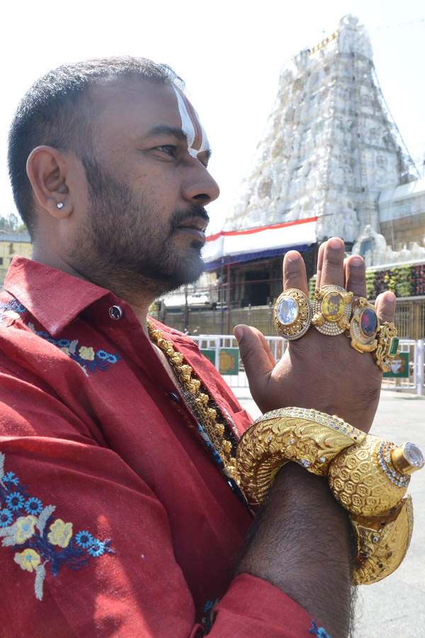 Devotee seen in Tirumala with one and a half kg gold bangle Photos - Sakshi7