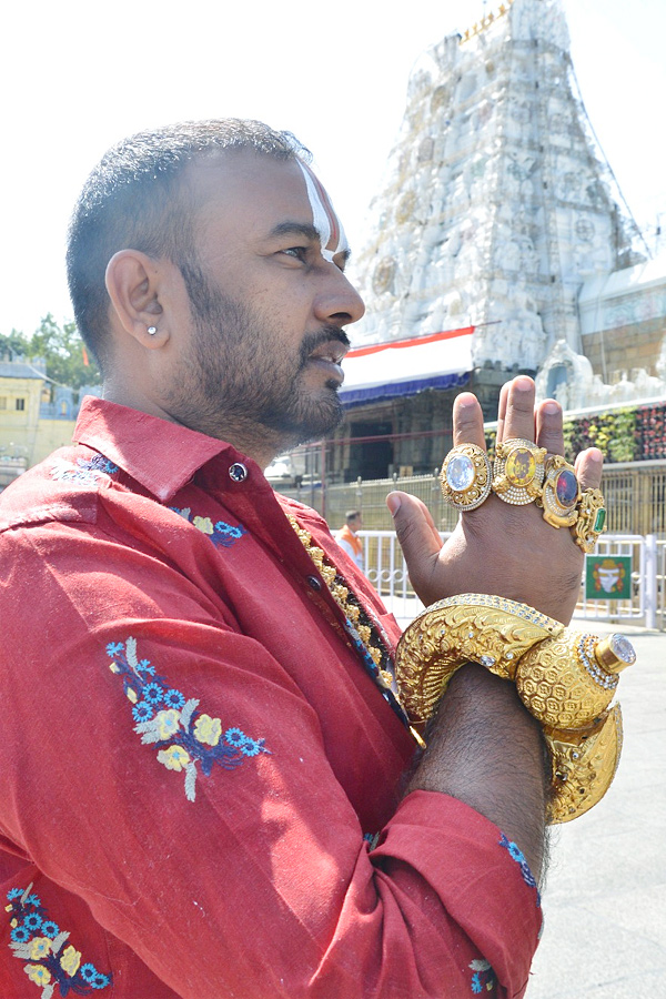 Devotee seen in Tirumala with one and a half kg gold bangle Photos - Sakshi8