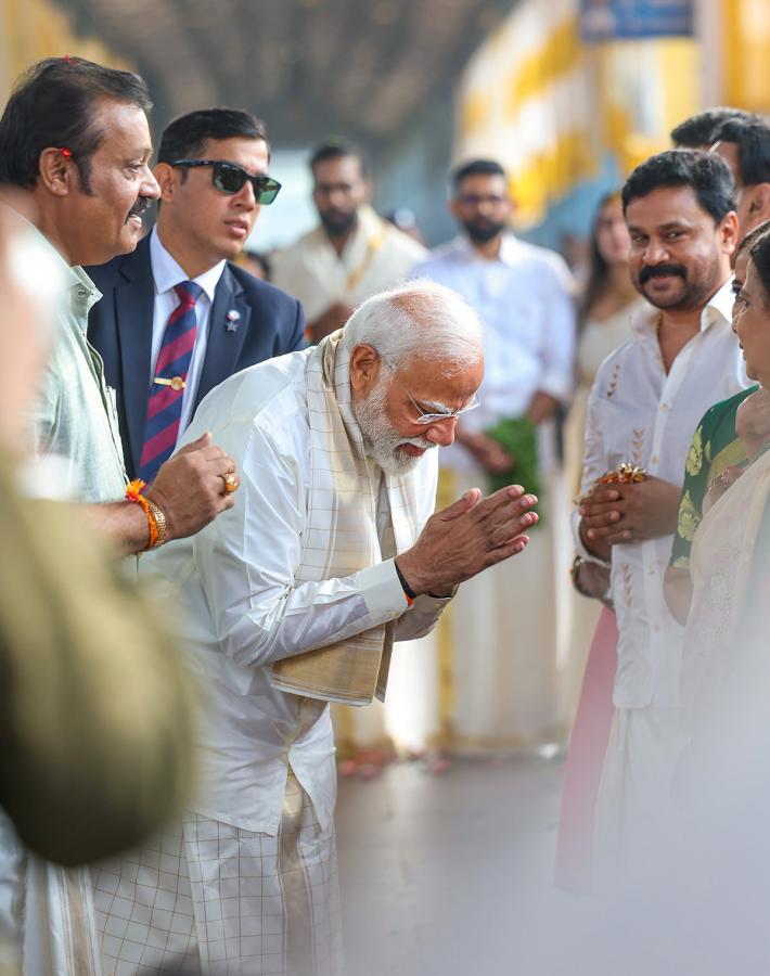 Narendra Modi attends the wedding ceremony of actor Suresh Gopi daughter  - Sakshi20