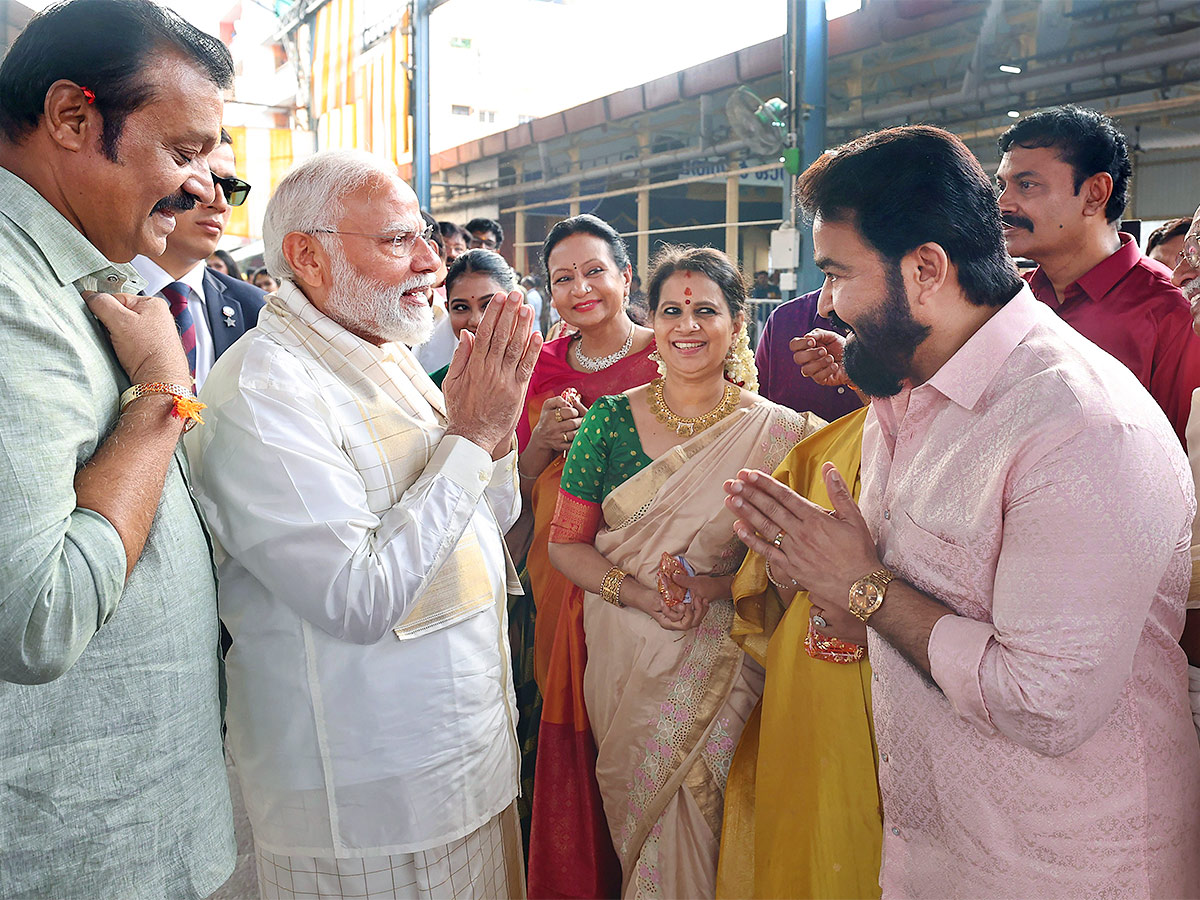 Narendra Modi attends the wedding ceremony of actor Suresh Gopi daughter  - Sakshi3