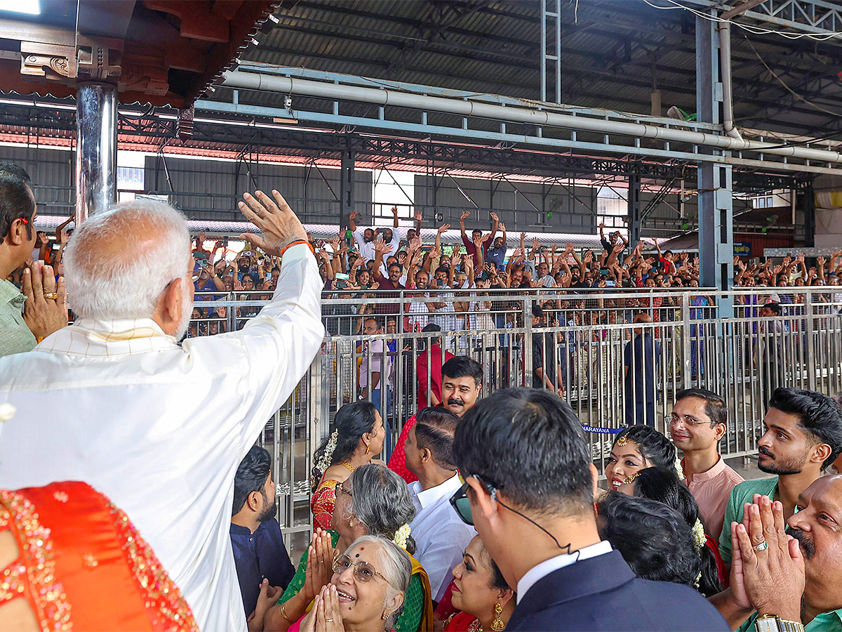 Narendra Modi attends the wedding ceremony of actor Suresh Gopi daughter  - Sakshi30