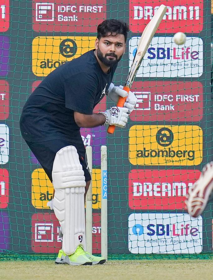 Rishabh Pant meets India teammates in Bengaluru - Sakshi10