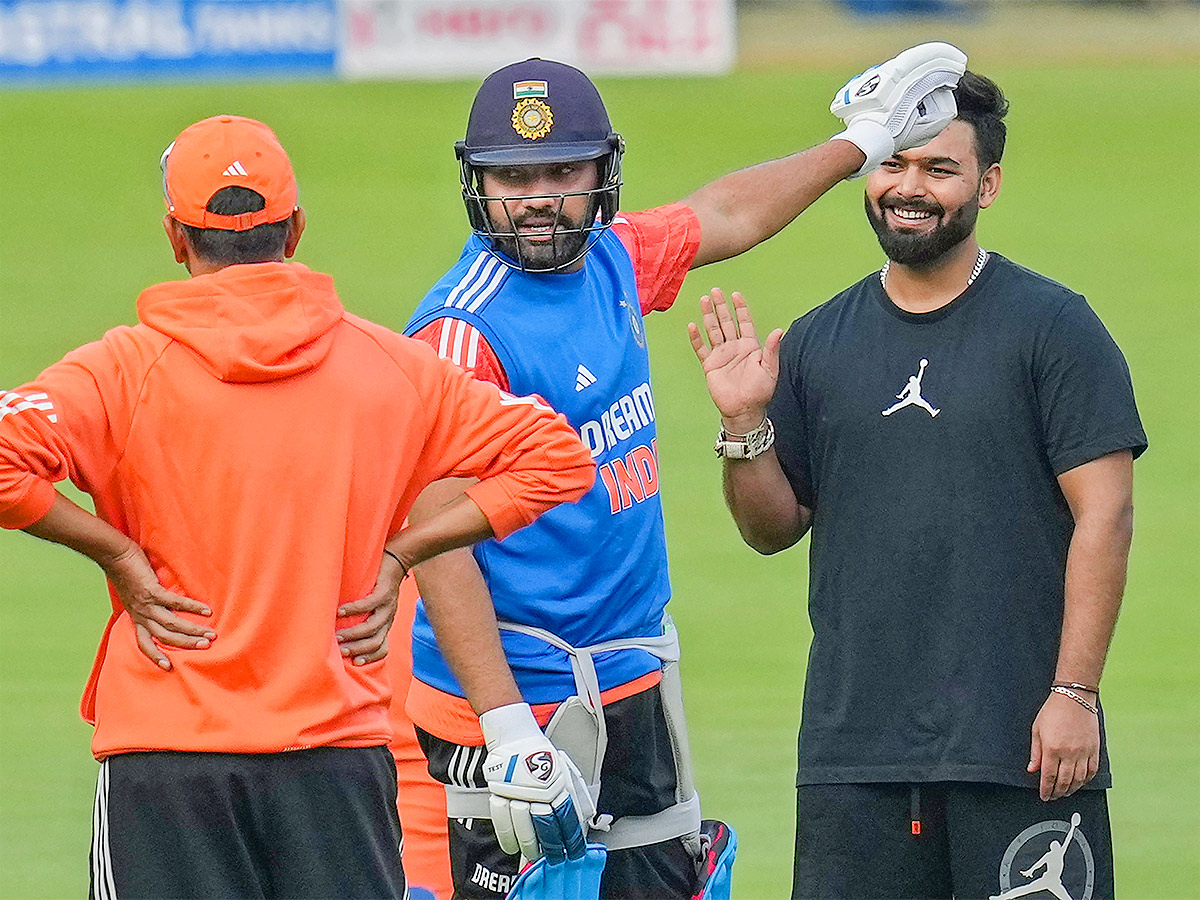 Rishabh Pant meets India teammates in Bengaluru - Sakshi11