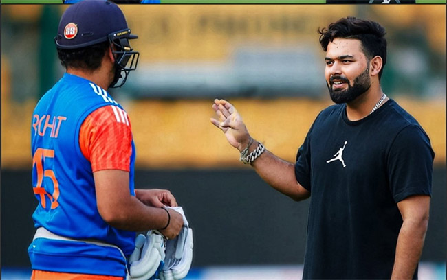 Rishabh Pant meets India teammates in Bengaluru - Sakshi13