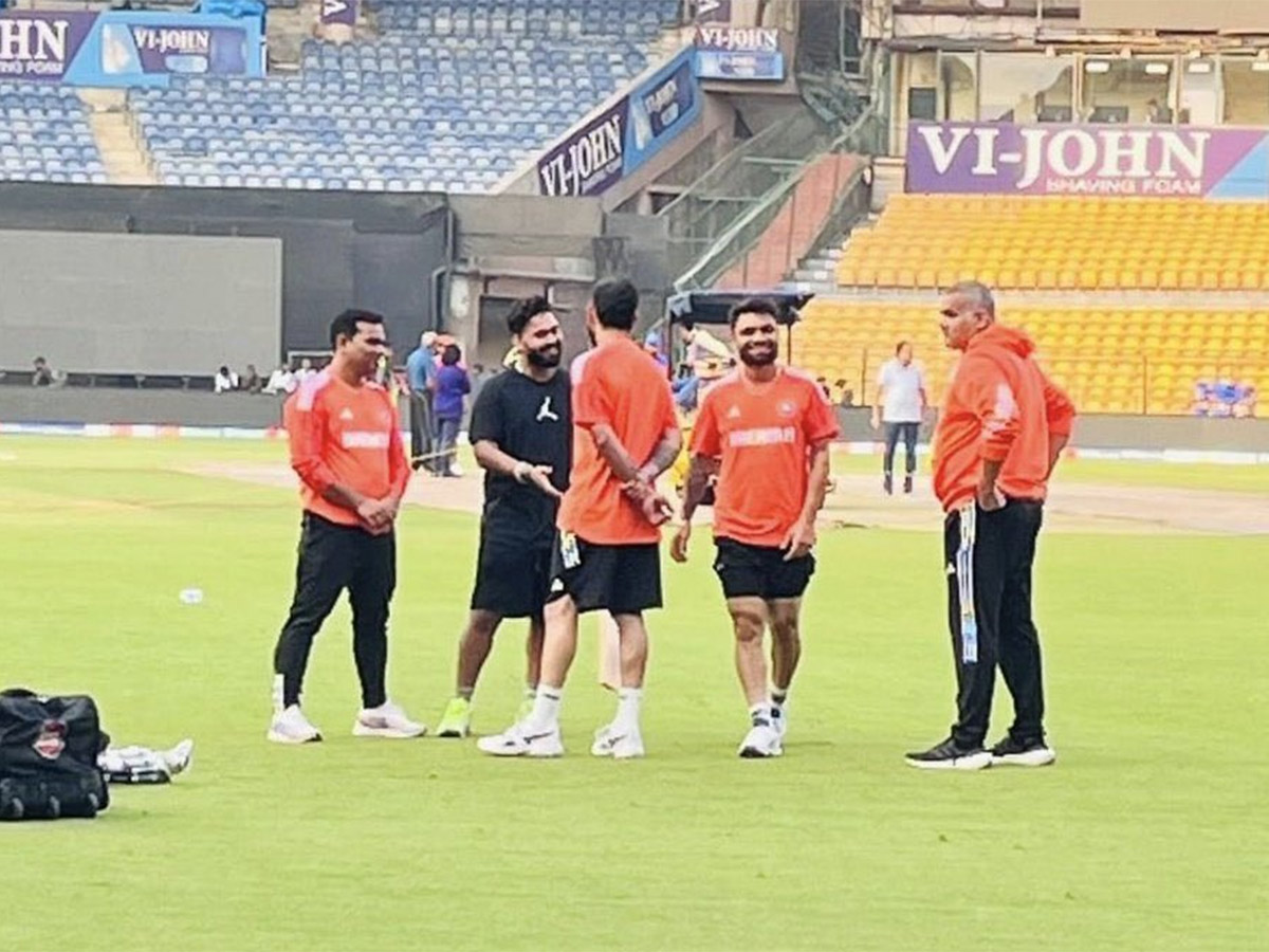 Rishabh Pant meets India teammates in Bengaluru - Sakshi15