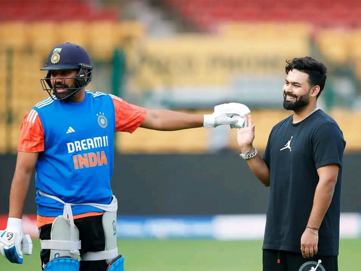 Rishabh Pant meets India teammates in Bengaluru - Sakshi16