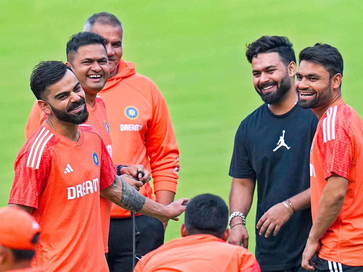 Rishabh Pant meets India teammates in Bengaluru - Sakshi17