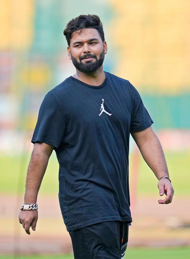 Rishabh Pant meets India teammates in Bengaluru - Sakshi18