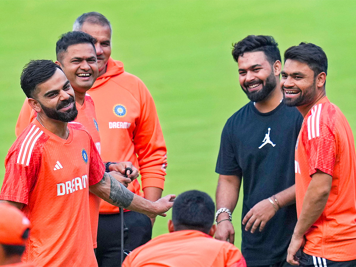 Rishabh Pant meets India teammates in Bengaluru - Sakshi2