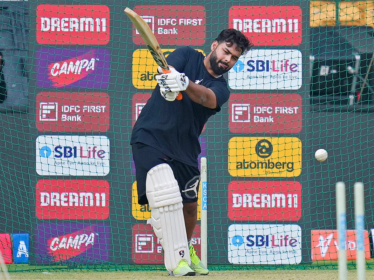 Rishabh Pant meets India teammates in Bengaluru - Sakshi4