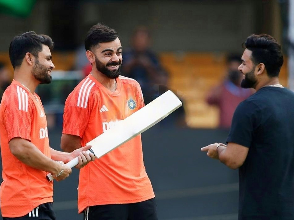 Rishabh Pant meets India teammates in Bengaluru - Sakshi6