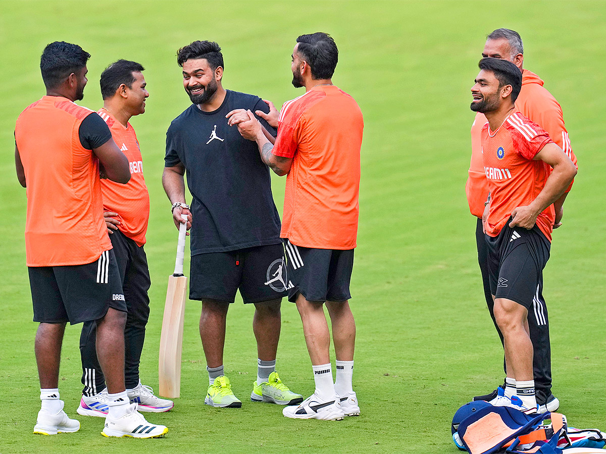 Rishabh Pant meets India teammates in Bengaluru - Sakshi9