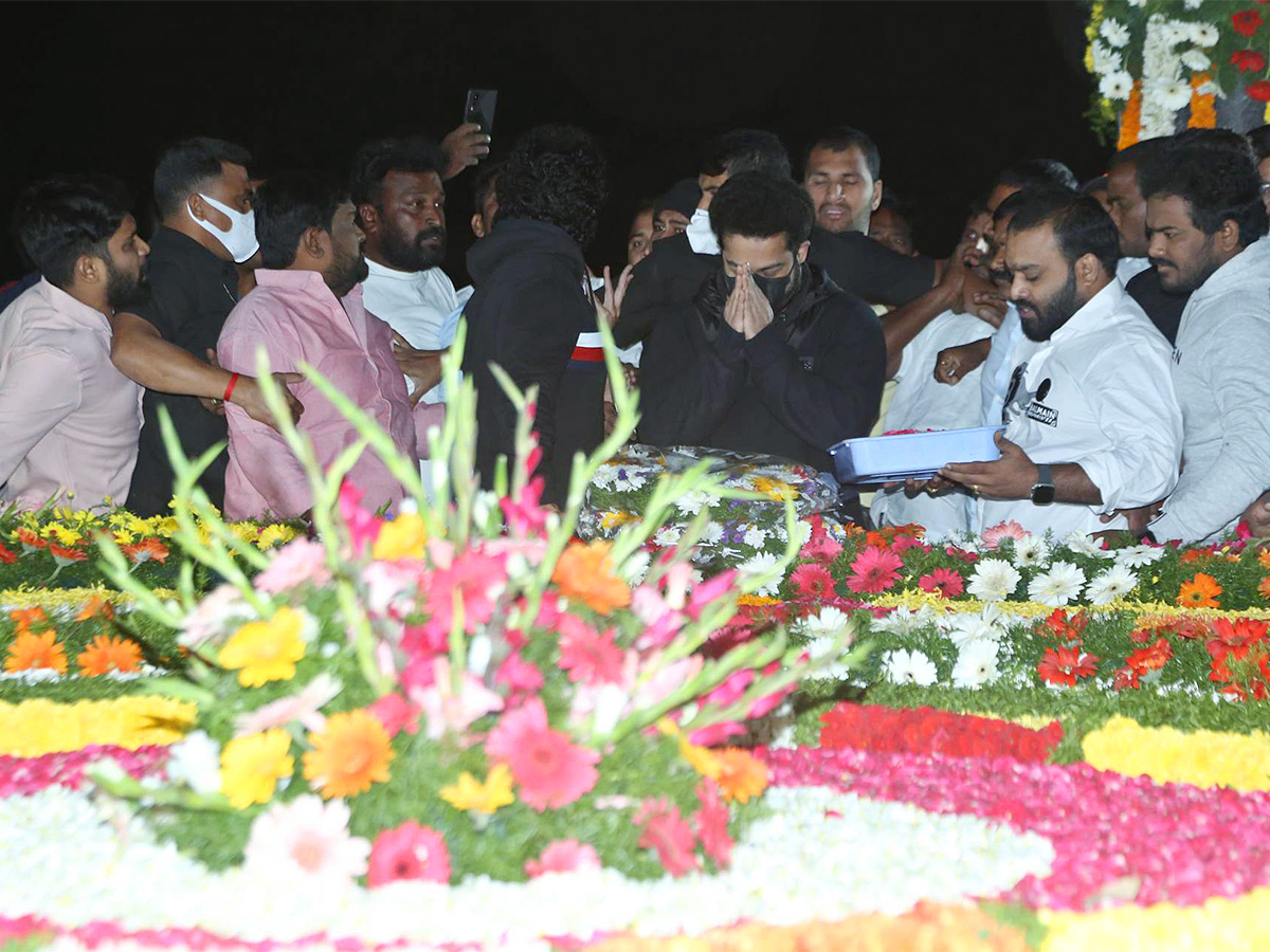 Balakrishna Furious Over NTR Flexi At NTR Ghat - Sakshi15