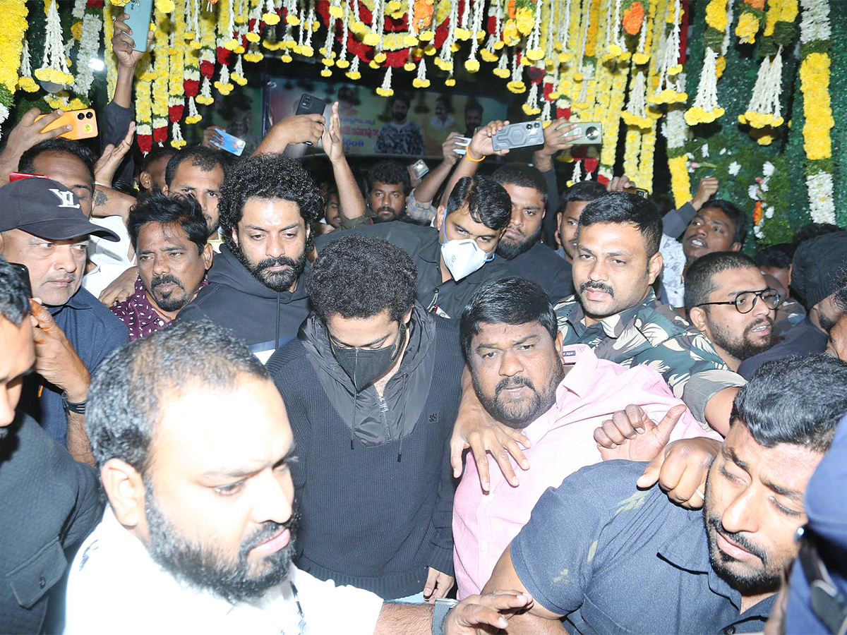 Balakrishna Furious Over NTR Flexi At NTR Ghat - Sakshi31