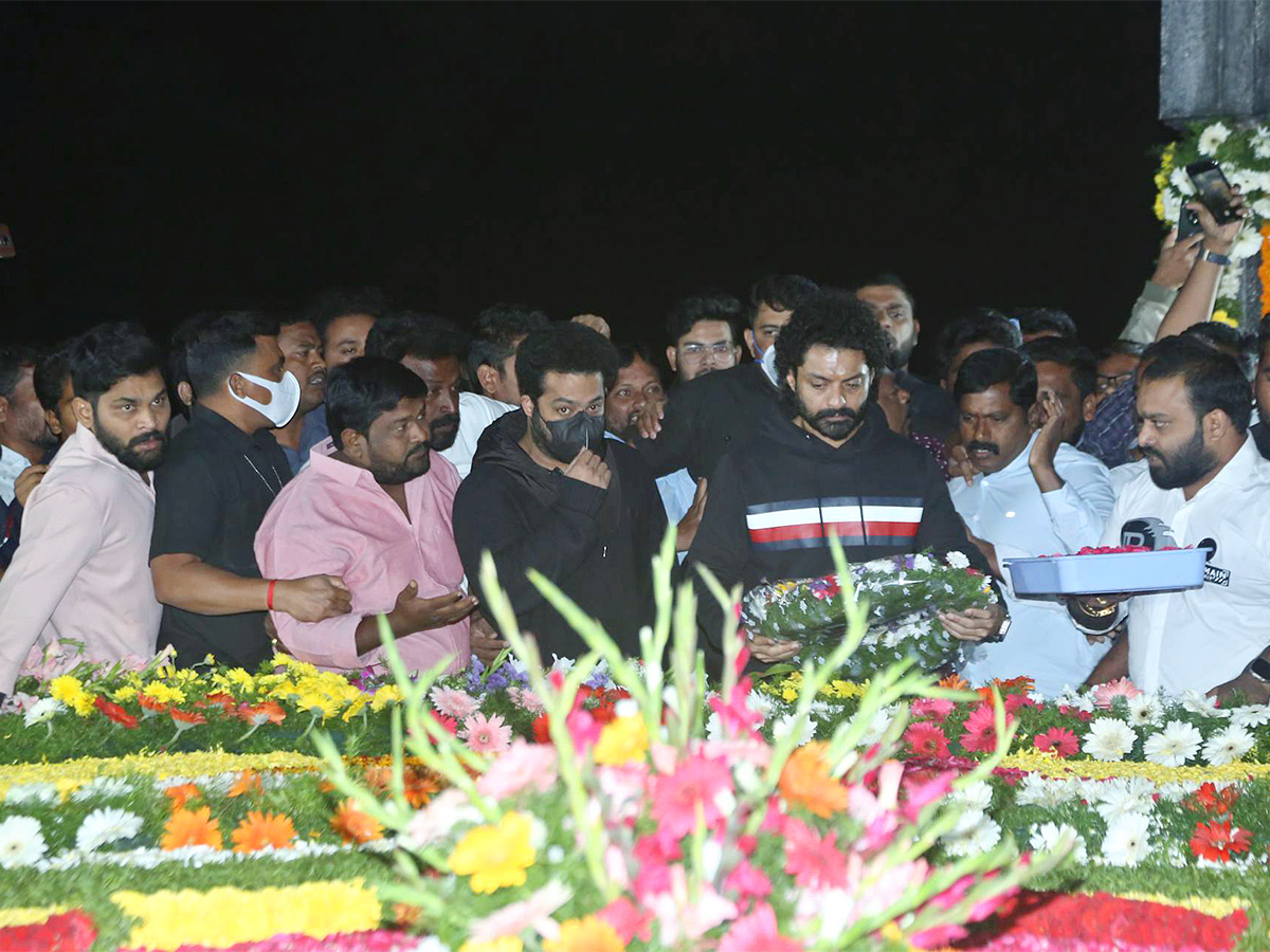 Balakrishna Furious Over NTR Flexi At NTR Ghat - Sakshi34