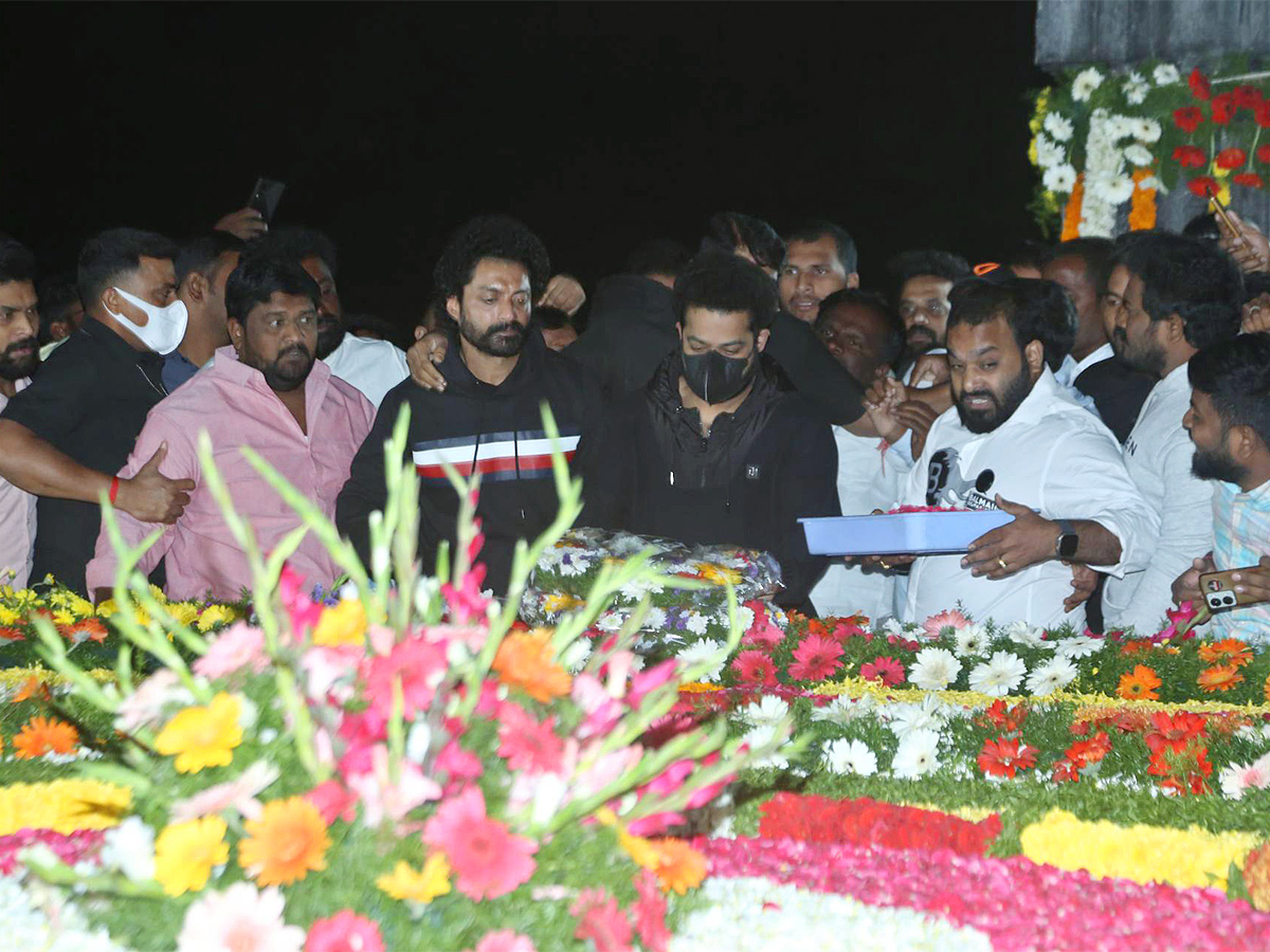 Balakrishna Furious Over NTR Flexi At NTR Ghat - Sakshi37