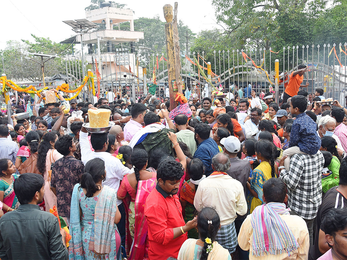 medaram Sammakka Saralamma jatara 2024 photo - Sakshi14