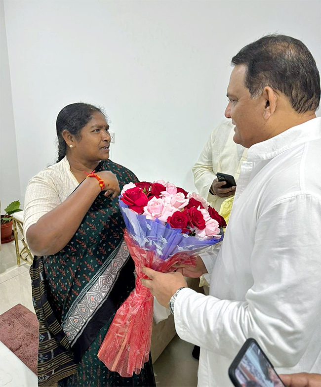 Azharuddin Meets Telangana CM Revanth Reddy And ministers - Sakshi6