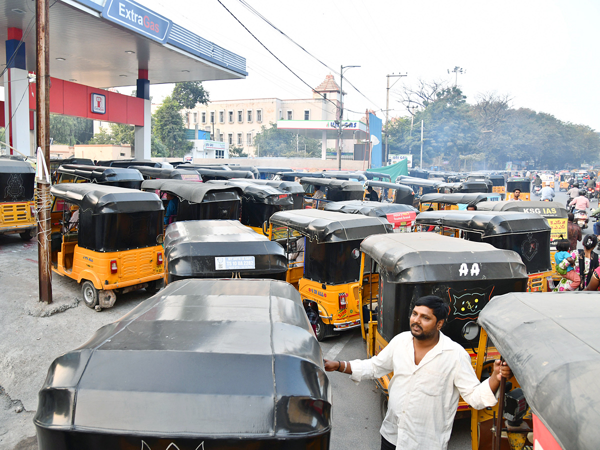 Long Ques at Petrol Pumps in Hyderabad Photos - Sakshi2